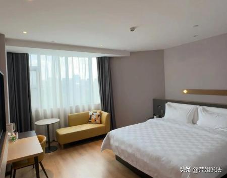 浙江温州，张女士和丈夫开了一个高级酒店房间，竟然在洗手台旁发现一个用过的避孕套！