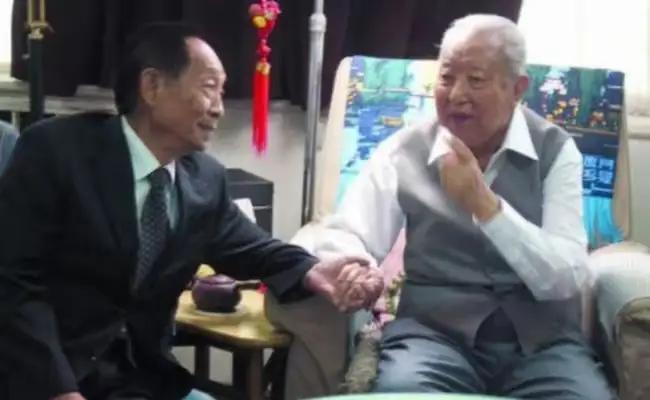 2006年，袁隆平到北京出差时，特意去看了身体欠佳的华国锋，当时华国锋不太愿见客