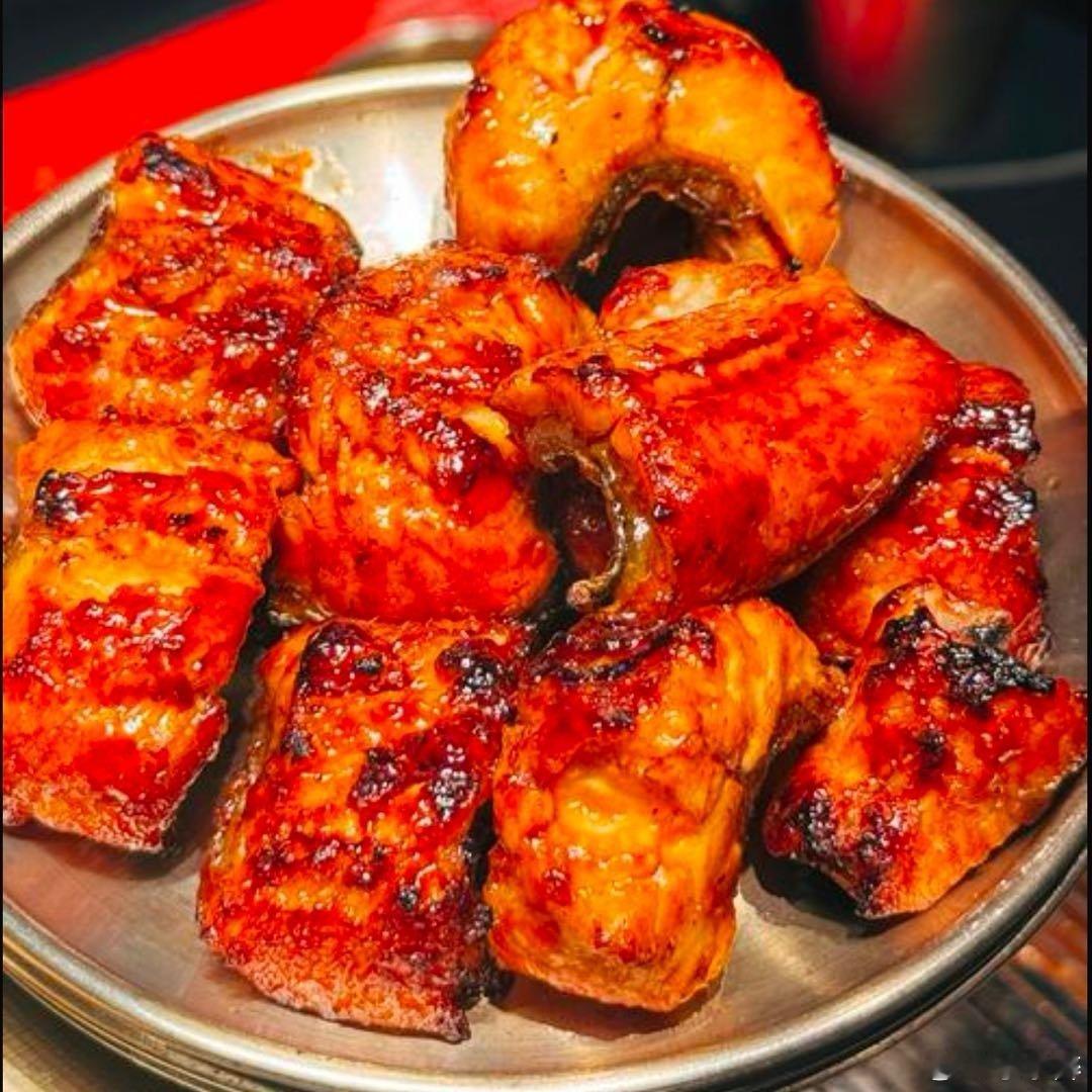 日料店的进口鳗鱼来自江西瑞金 鳗鱼是一种非常营养丰富的食物，可以为人体提供多种重