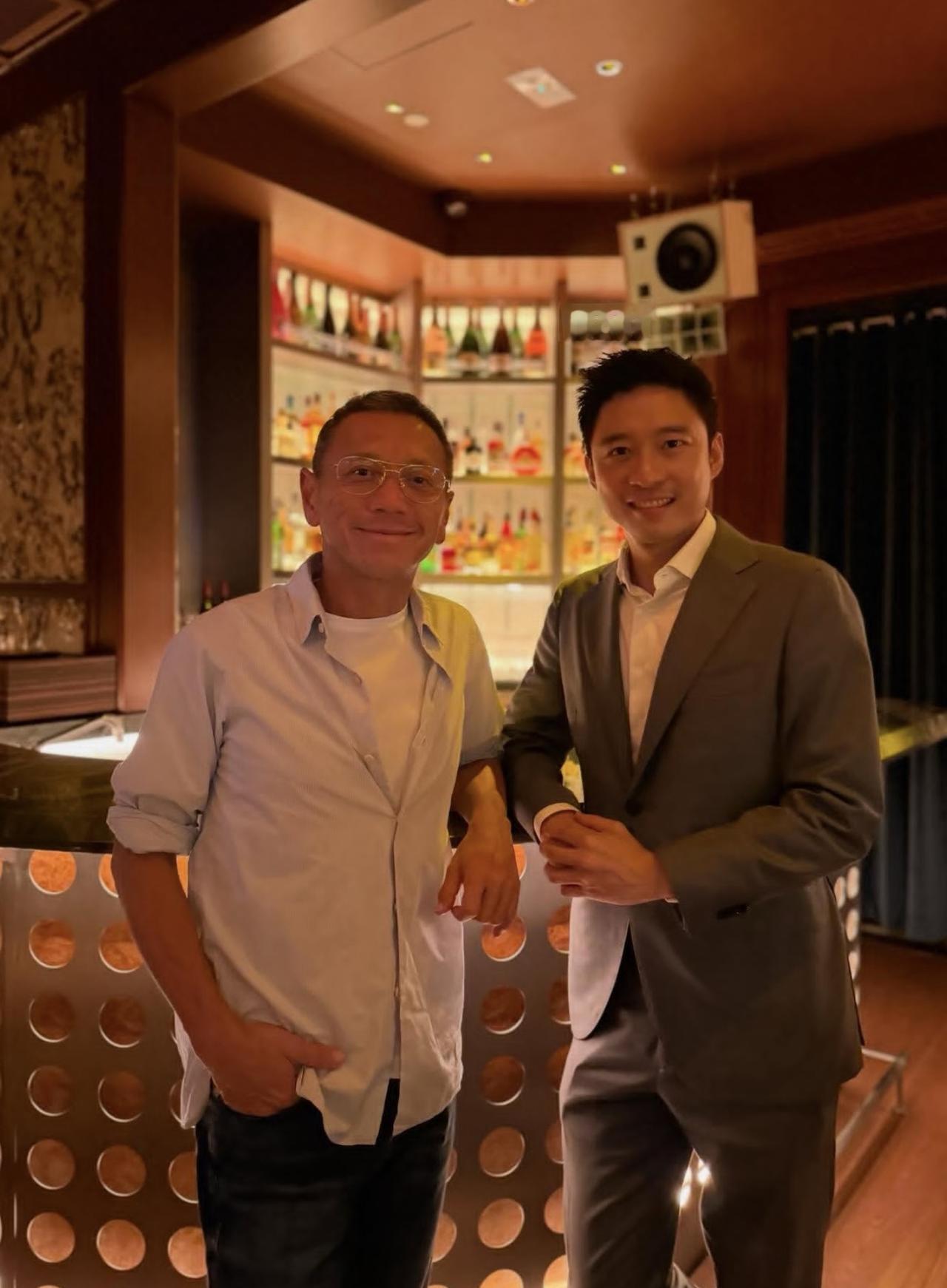 近日，杨其龙晒与霍启山合影，两人微笑的站在一起，都很温文尔雅的样子。

一位是杨