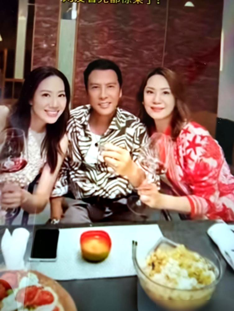 你敢信？甄子丹给68岁岳母敬酒，邻桌客人脱口喊了声“姐”！
 
徐莉君穿黑缎V领