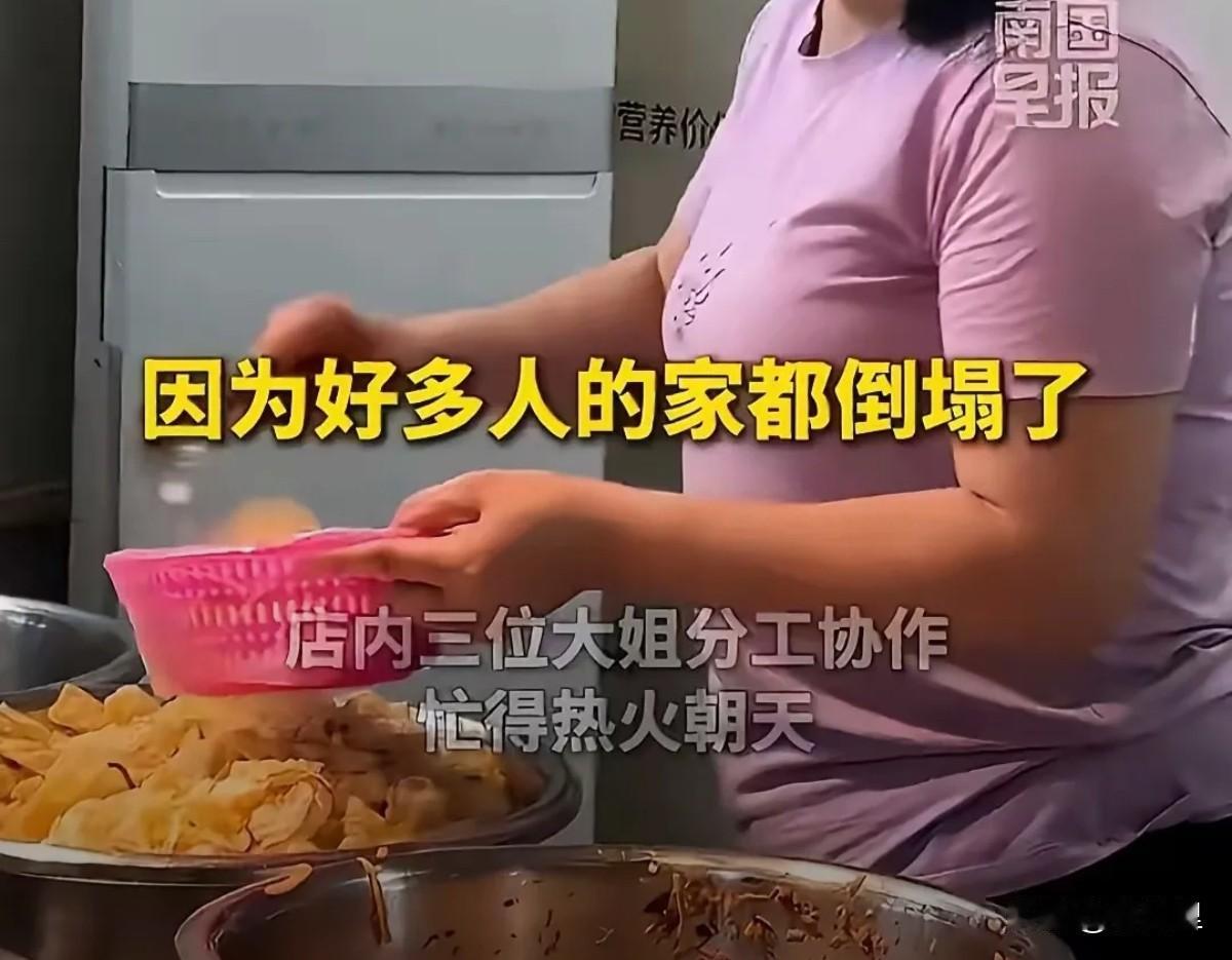 柳州地震后的废墟边，最让人鼻酸的不是救援队，而是那长长的排队。

61岁的谭阿姨