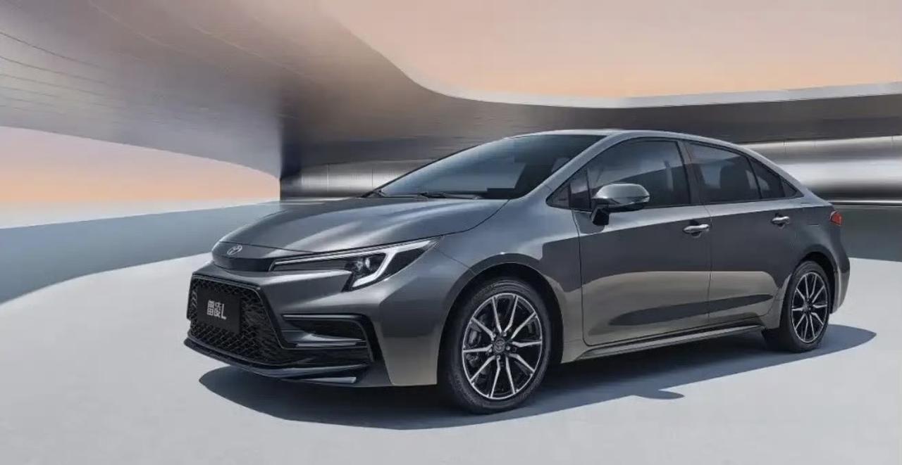 12月18日广汽丰田发布雷凌L官图，这波升级很有看头。尺寸上，车长增加55mm，