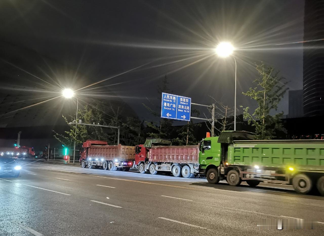 各种铺路设备陆续来到现场，我在现场问一下，施工队伍晚上8点进入现场，开始忙碌着，