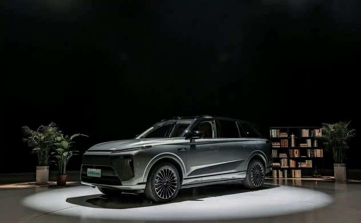 魏牌蓝山智能进阶版实车，它是插混中大型SUV，车长5156mm，轴距达3050m