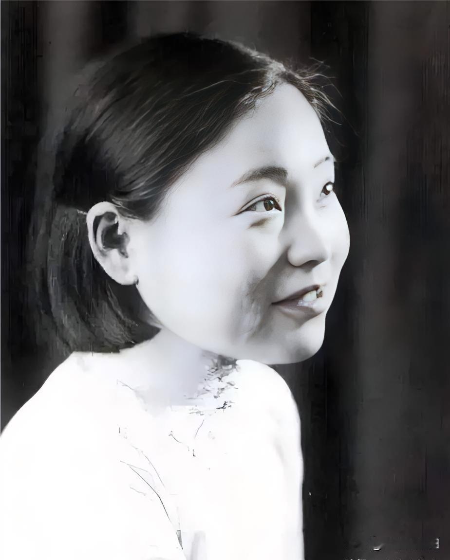 为不负祖父临终重托，她守寡一生，以百年岁月重建了家族的荣耀
1925年夏，苏州富