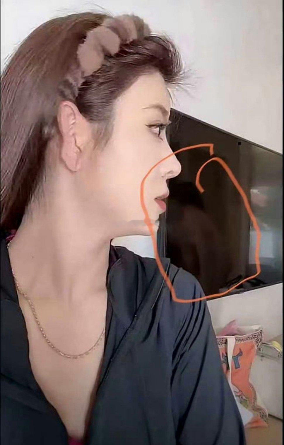 腿腿直播电视反光照出一个男人，这是仙洋吗？ 