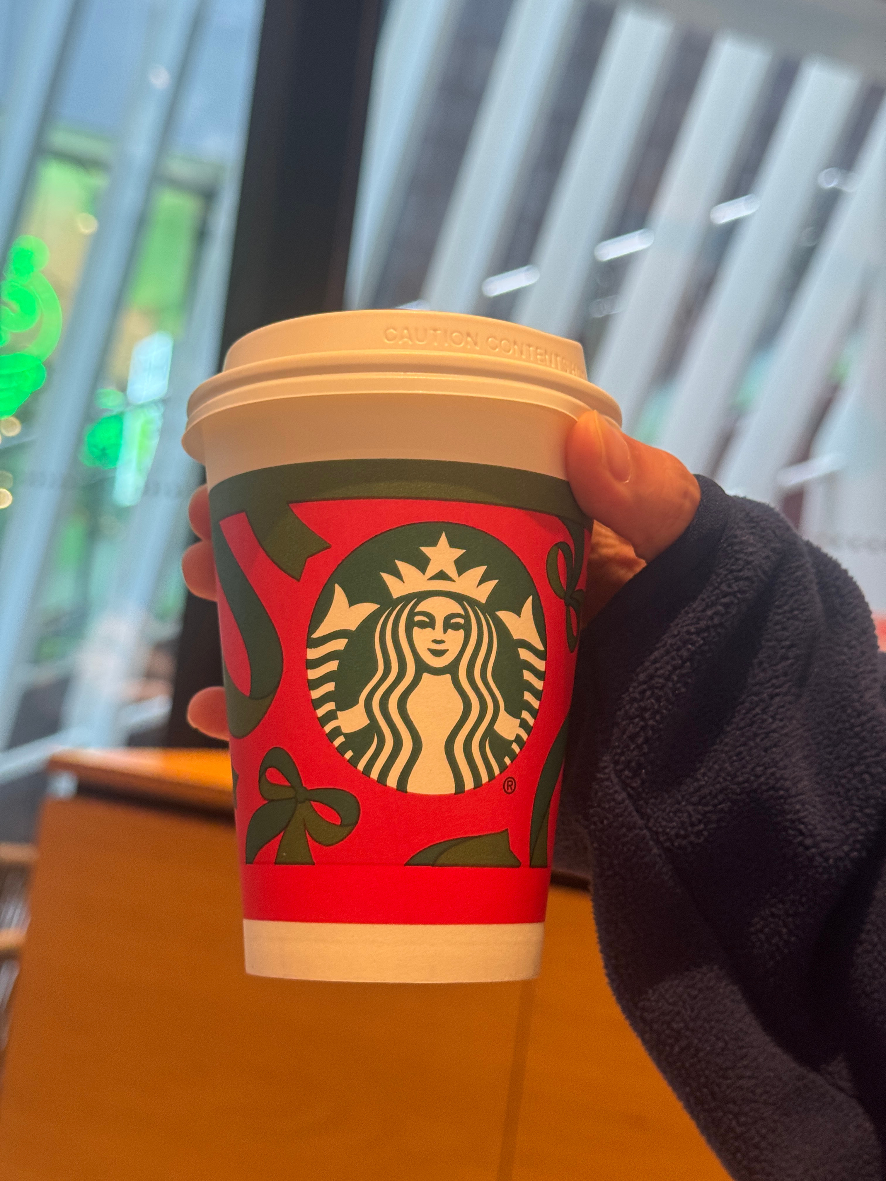 一年一度太妃榛果拿铁 镜头里还出现了两只小🐶 快快找找看 好乖～  