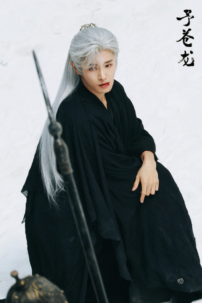 李汶翰路透白发深v一组路透看出电影质感！白发深V黑衣，嘴角鲜血，李汶翰把破碎感和