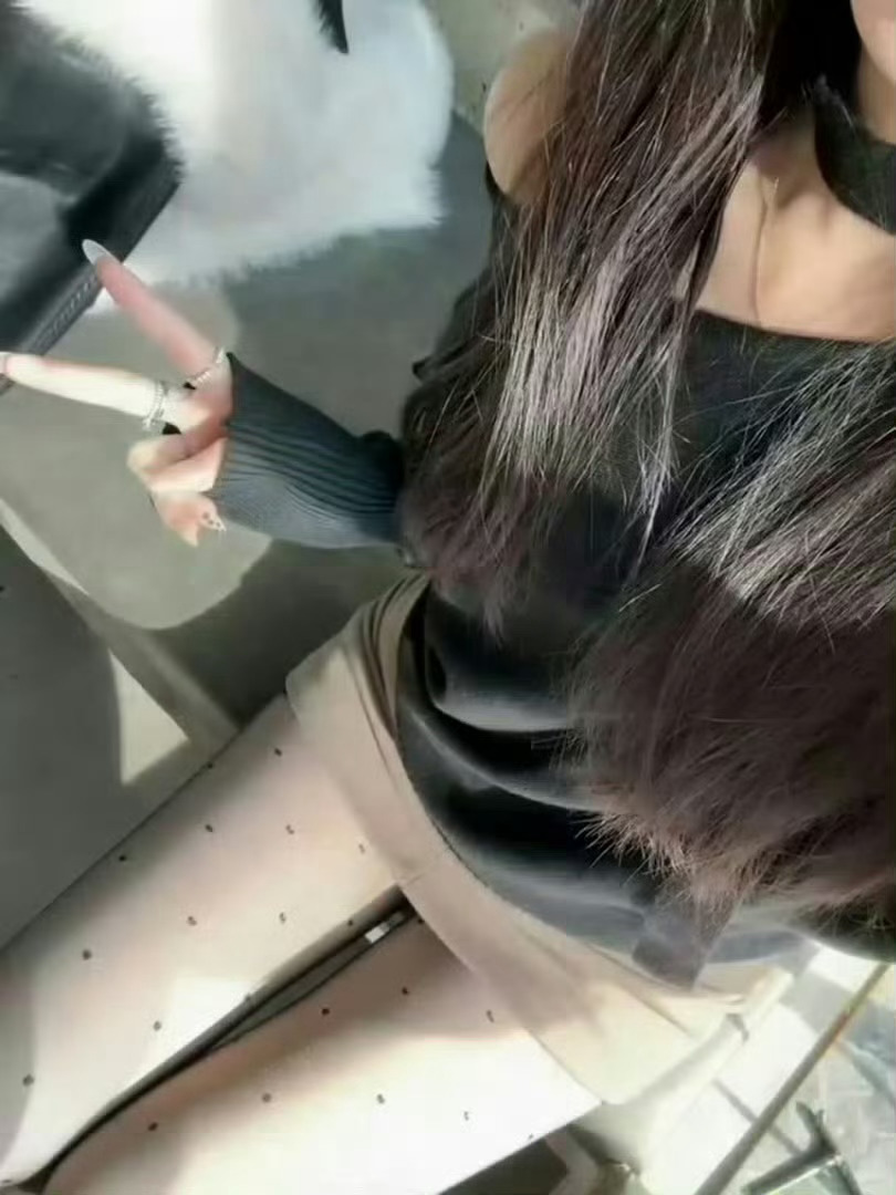 靠得太近的话，有些情绪就藏不住了 ​​​[老师爱你]  ​​​