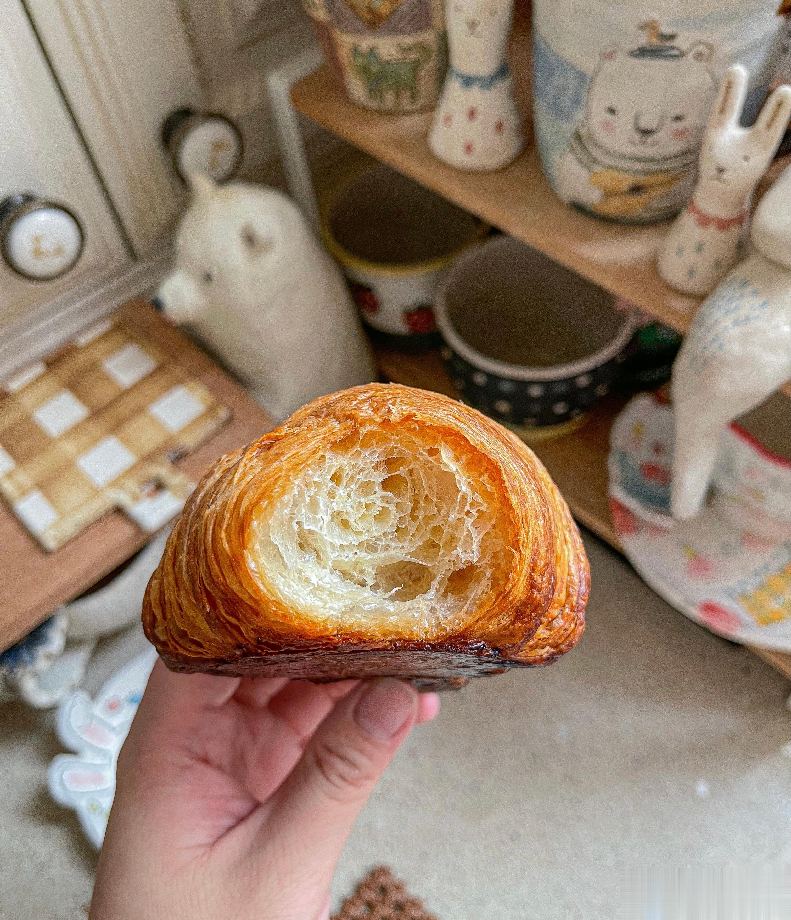 刚刚饿了，又吃了一个牛角包，味道真香！海氏这个半成品是无添加剂，很健康！动物发酵