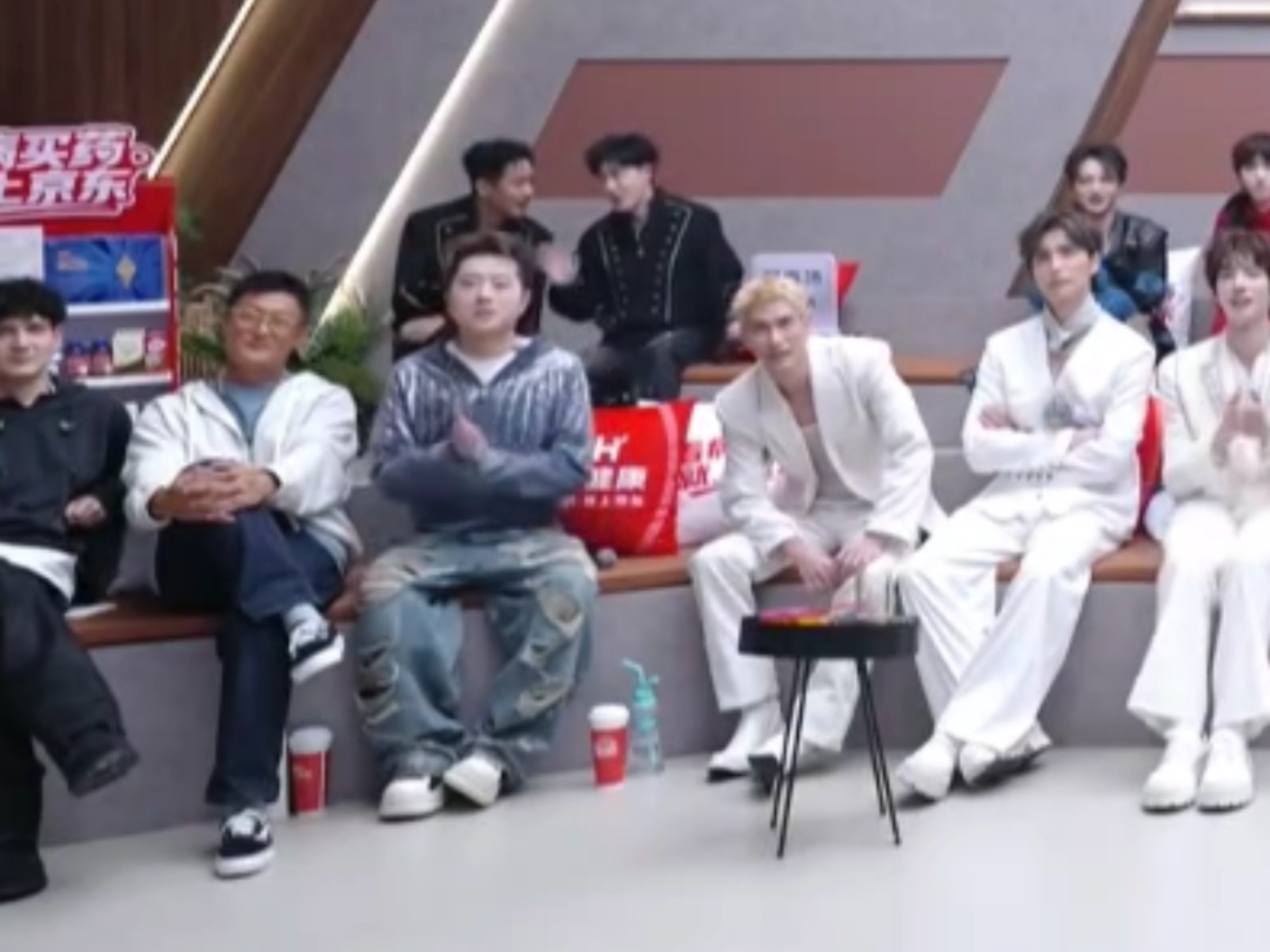 隔这么远也要对视吗 