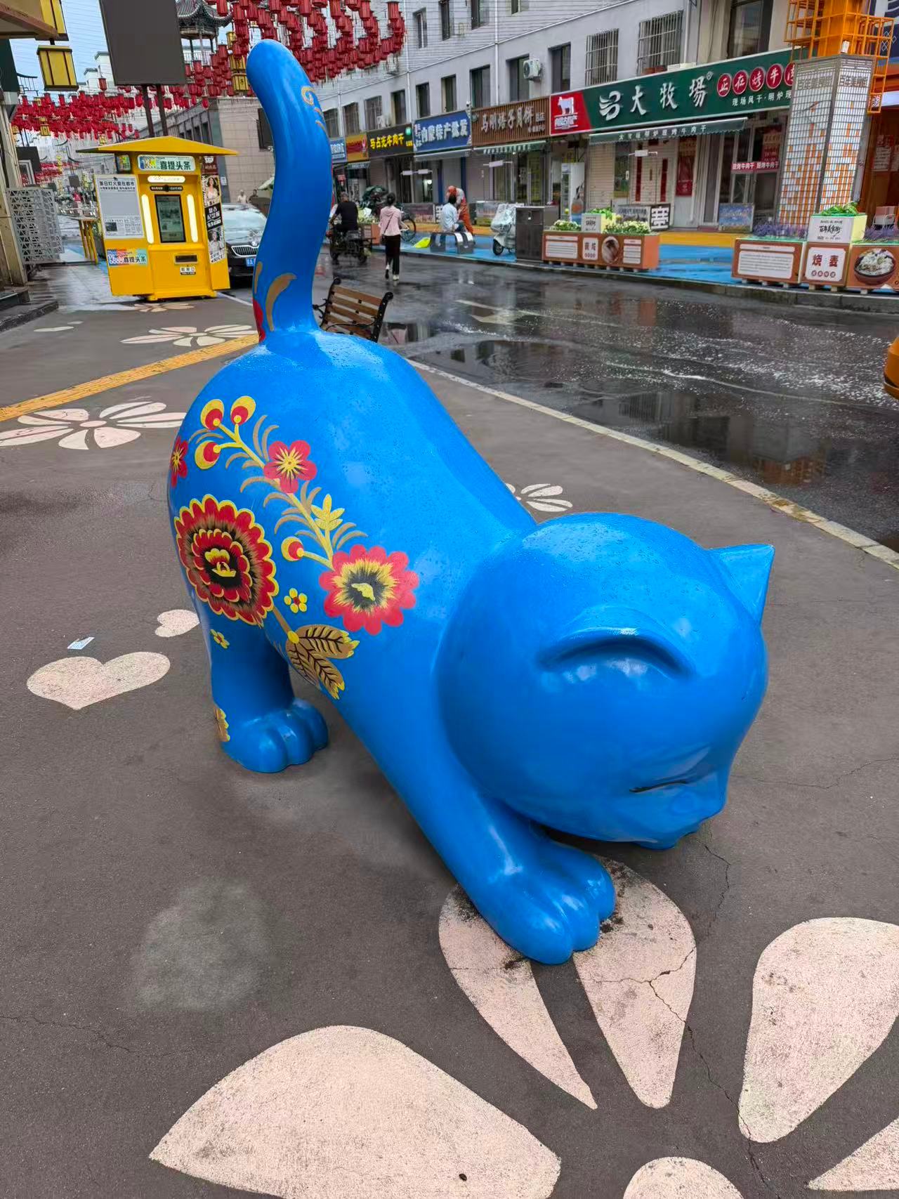 街头偶遇三只不一样的大猫咪摆件，红的喜庆、蓝的清新，还有探出头的小黄猫。 