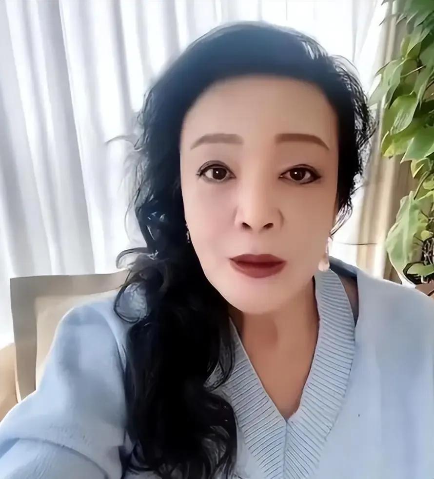 战兰挑衅大S，汪憨憨双倍给抚养费，这憋屈样儿！

战兰这可真能整！樱花国旅游露孙