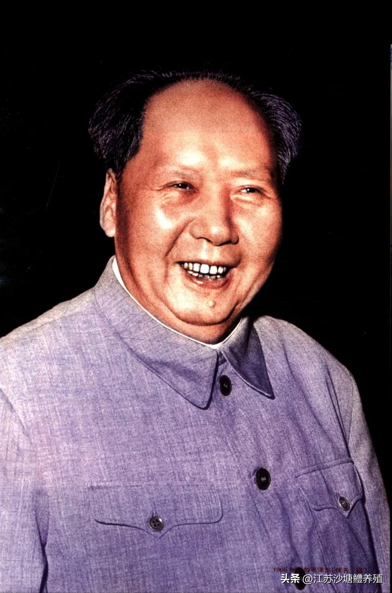 身着最朴素的服装，
脸上带着最美的笑容！
胸怀比天宽广，
因为心里装着的是人民！