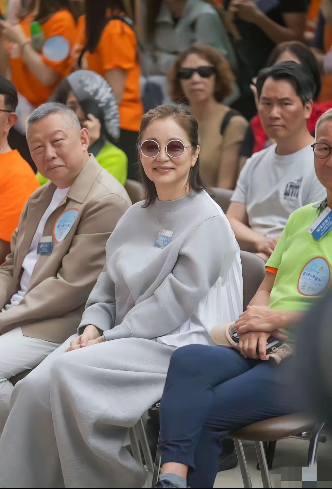 林青霞不愧是当代港姐中的传奇人物，冻龄般的容颜，好心态才是不老秘诀！

林青霞整