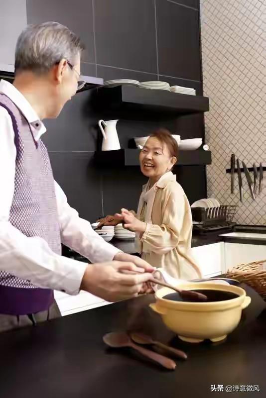 我退休金4500，住女儿家2个月，女儿：妈，你能不能交点生活费？
 
听到这句话