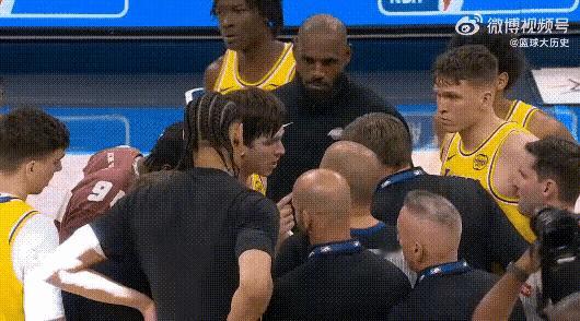 CBA围堵裁判？不，NBA也这样！你看湖人赛后，一群教练员球员围着裁判员开会，唯