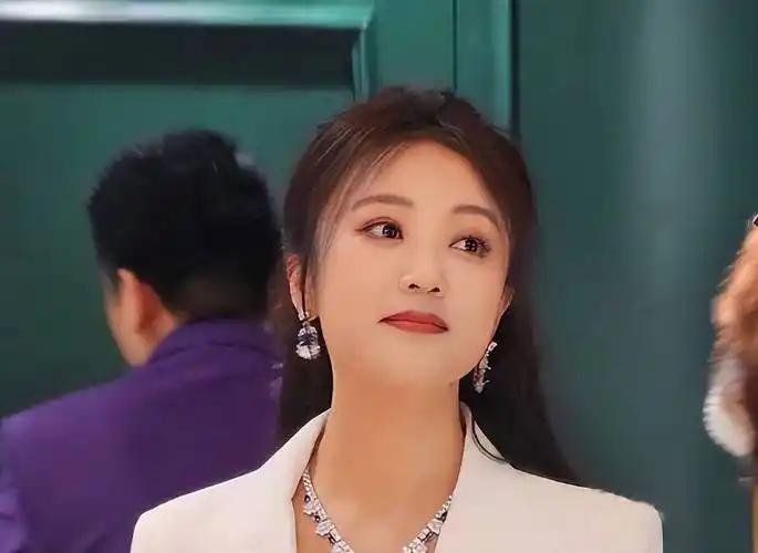 王小玮离婚后，不知有多少人想娶她为妻，然而为人低调的她至今婚姻成谜，外界也鲜有人