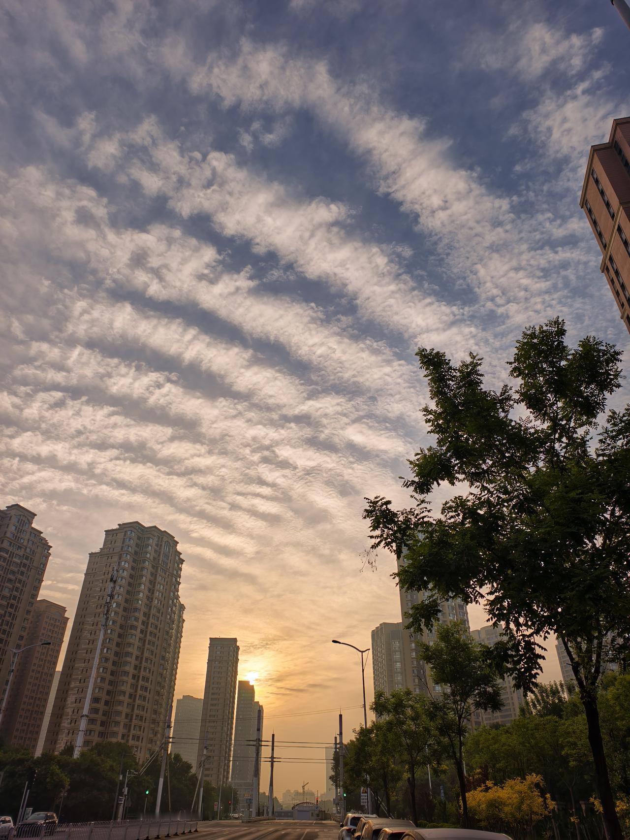 5月19日（周二）早晨，天津城区上空的云和朝阳在画面中的景象，就像一幅美妙绝伦的