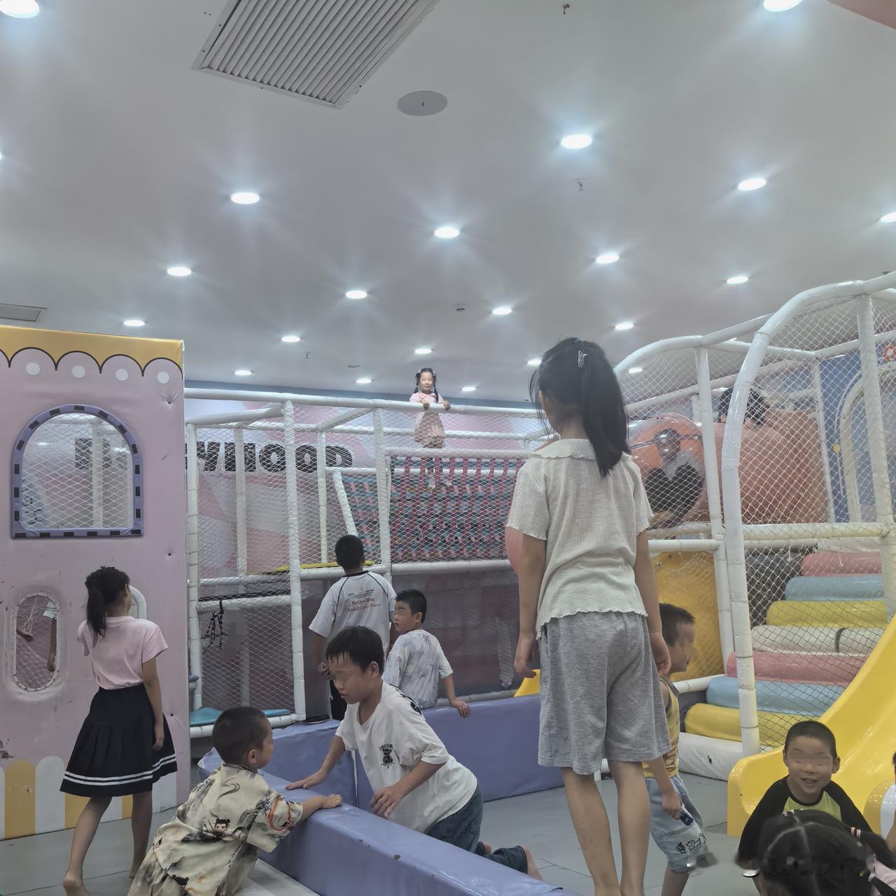 下半年的孩子到底该怎么上学啊，别的地方有政策当年满6岁就可以上小学了，为什么我们