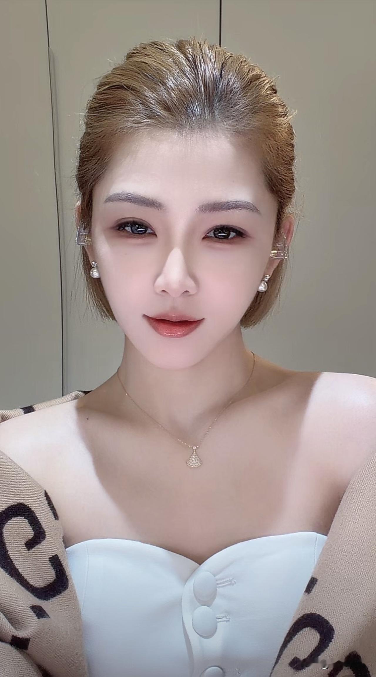 谁会看面相？来说说…[呲牙]
感情 事业