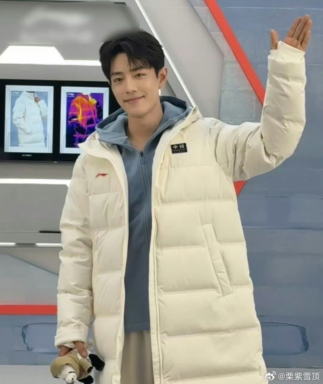 肖战高质量冬日暖男肖战穿上白色羽绒服好像一个糯米团子呀，白白嫩嫩的。离远看又像一