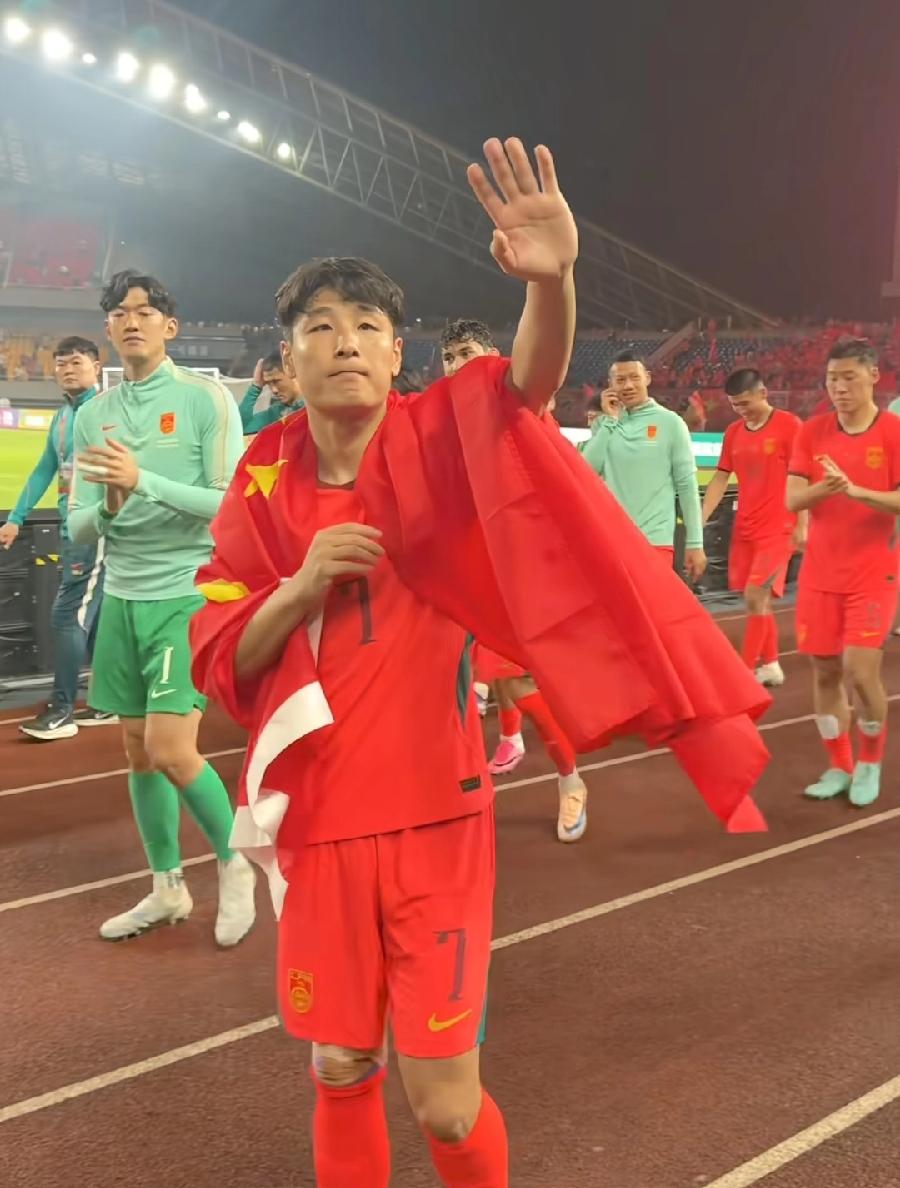 中国男足与日本国足，球场精神面貌对比，国足踢泰国刚结束，日本世界杯抵达美国训练，