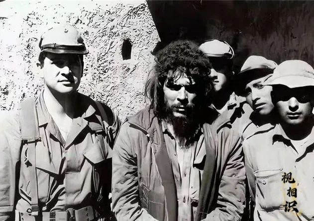 1967年，切·格瓦拉被逮捕后的场景，照片中的他头发凌乱，神情憔悴，身体也瘦弱不...