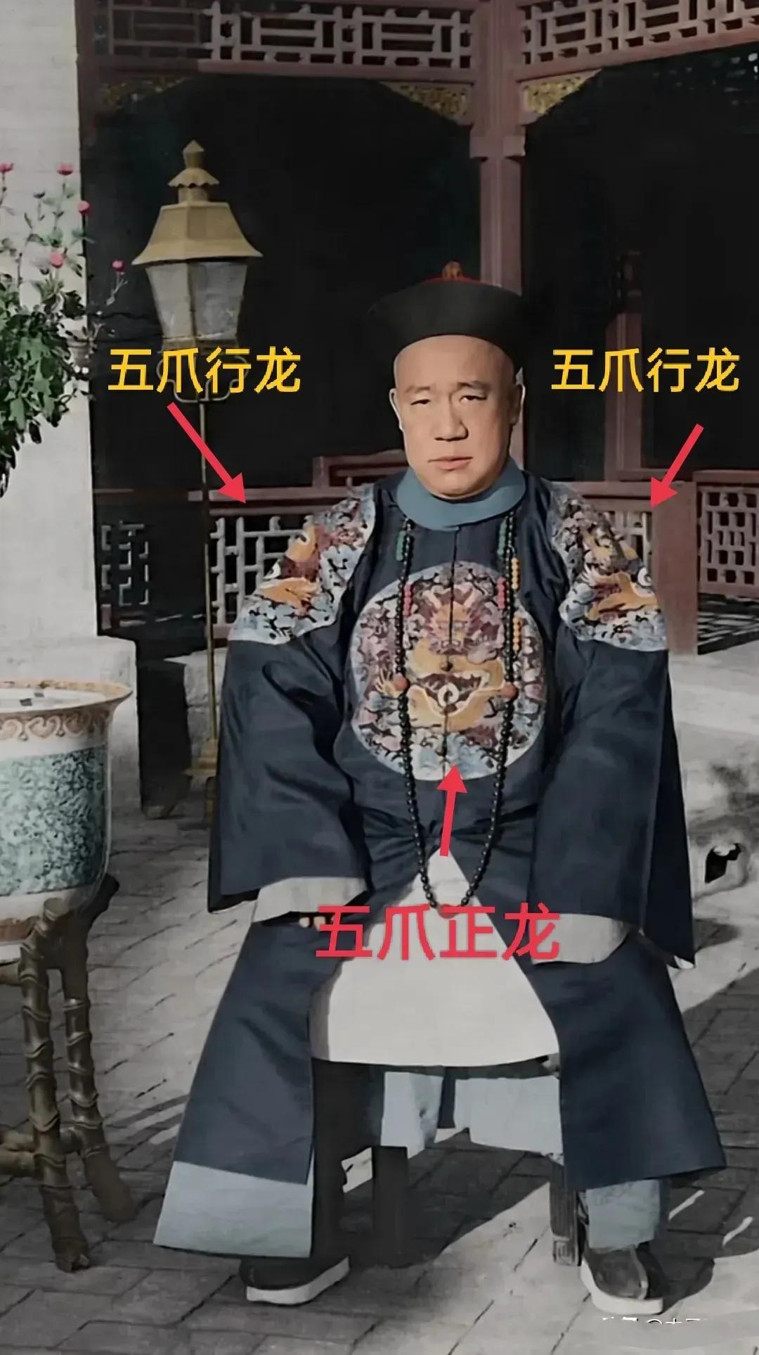 他是川岛芳子的生父，末代肃亲王善耆

肃亲王是清朝的铁帽子王，第一代肃亲王是皇太
