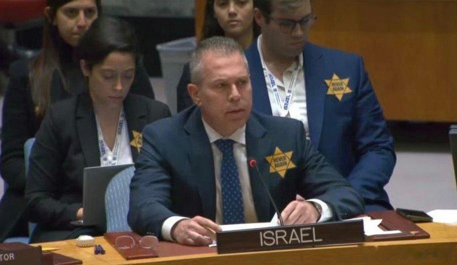 以色列驻联合国代表佩戴大卫星，想以此展示自己被隔离、屠戮和歧视的悲惨历史！殊不知