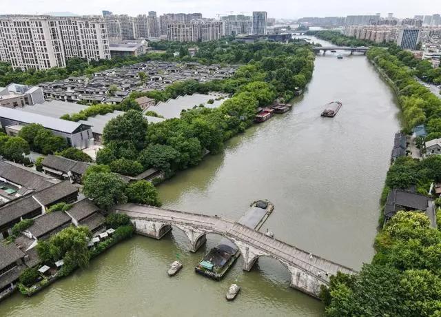 杭州的大运河畔这个项目是绿城开发的江南里，算是杭州又一灯塔级别的豪宅了吧！
整个