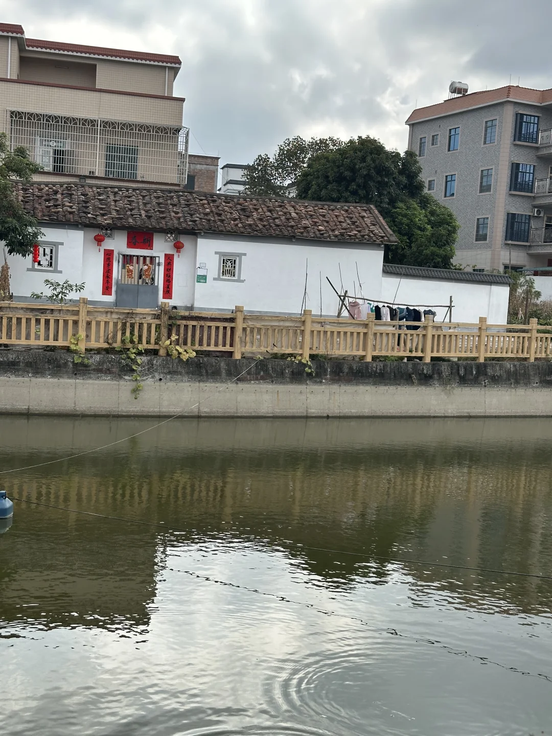 一段比较欣赏的话： “喝咖啡、买衣服、买点没用的小东西、是维系我们心理...