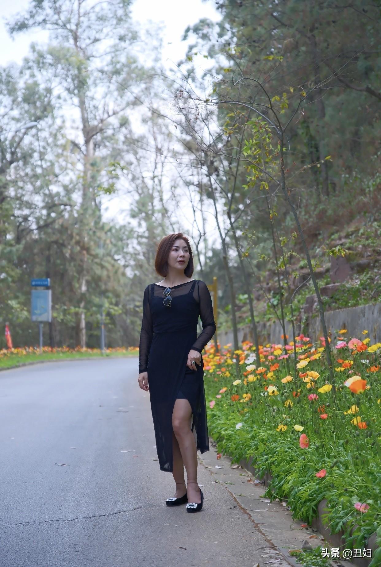 怎样穿搭让自己更美黑色连身纱裙简直是让自己变美的利器！它自带优雅气质，穿上瞬间提