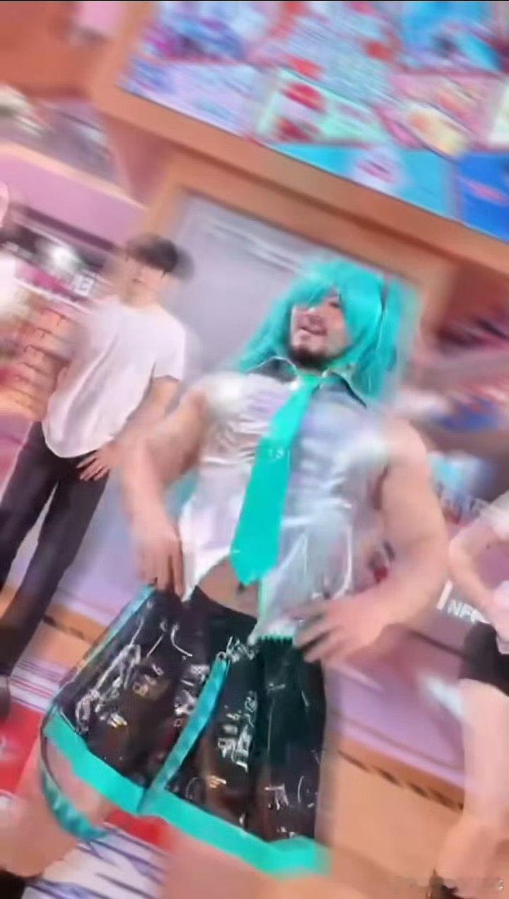成都街头惊现猛男初音跳扫腿舞成都你是懂二次元的！街头猛男初音跳扫腿舞，次元壁直接
