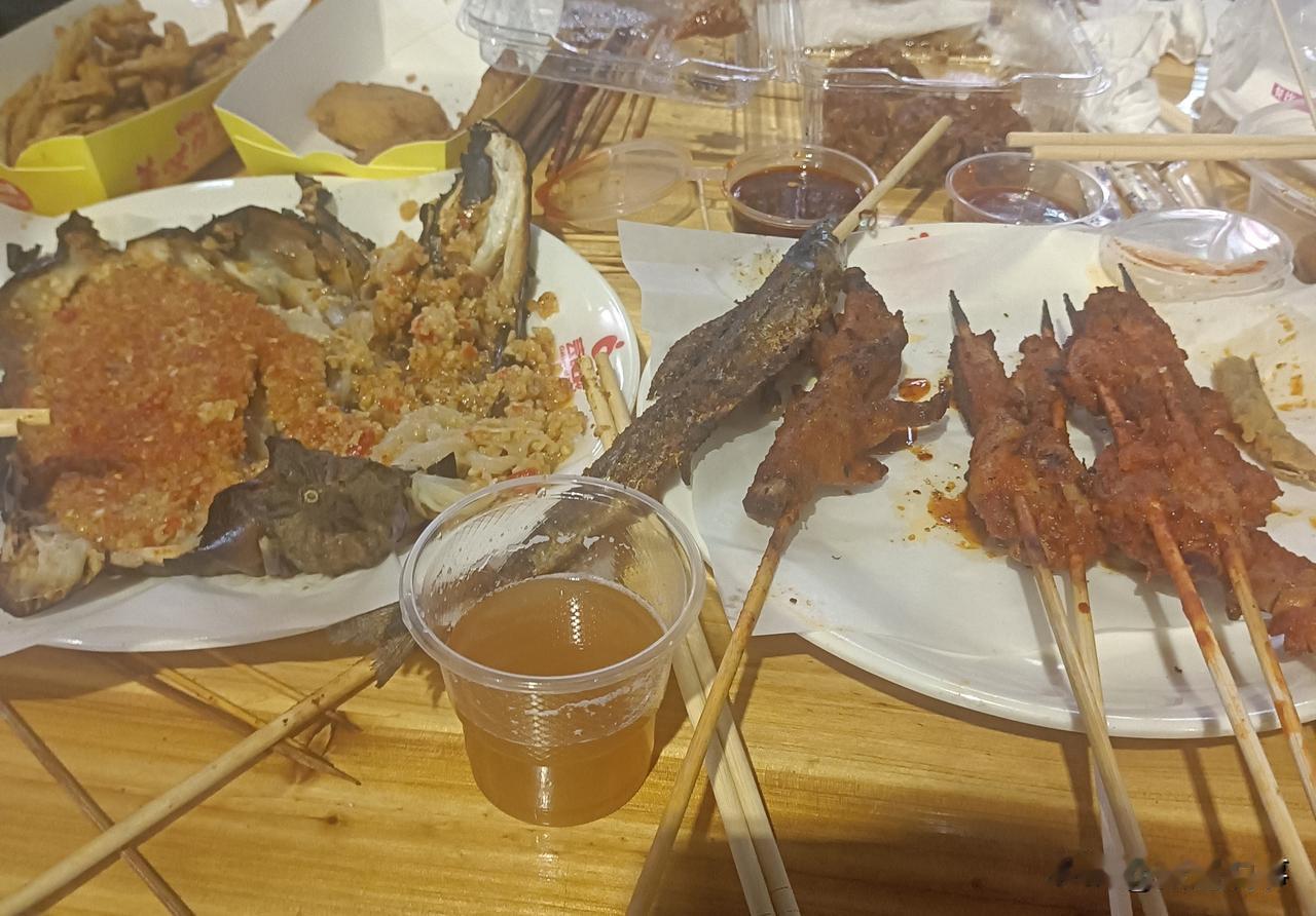 千万不要无节制喝酒
不要以为自己很能喝
长期饮酒容易酒精中毒

邻居张哥年轻就天