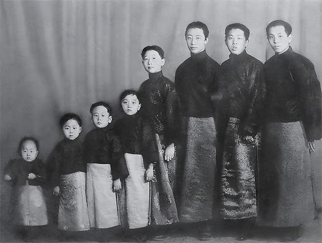 这是张作霖的八个儿子在奉天大帅府拍摄的一张合影，他的这八个儿子，是由三位母亲所生