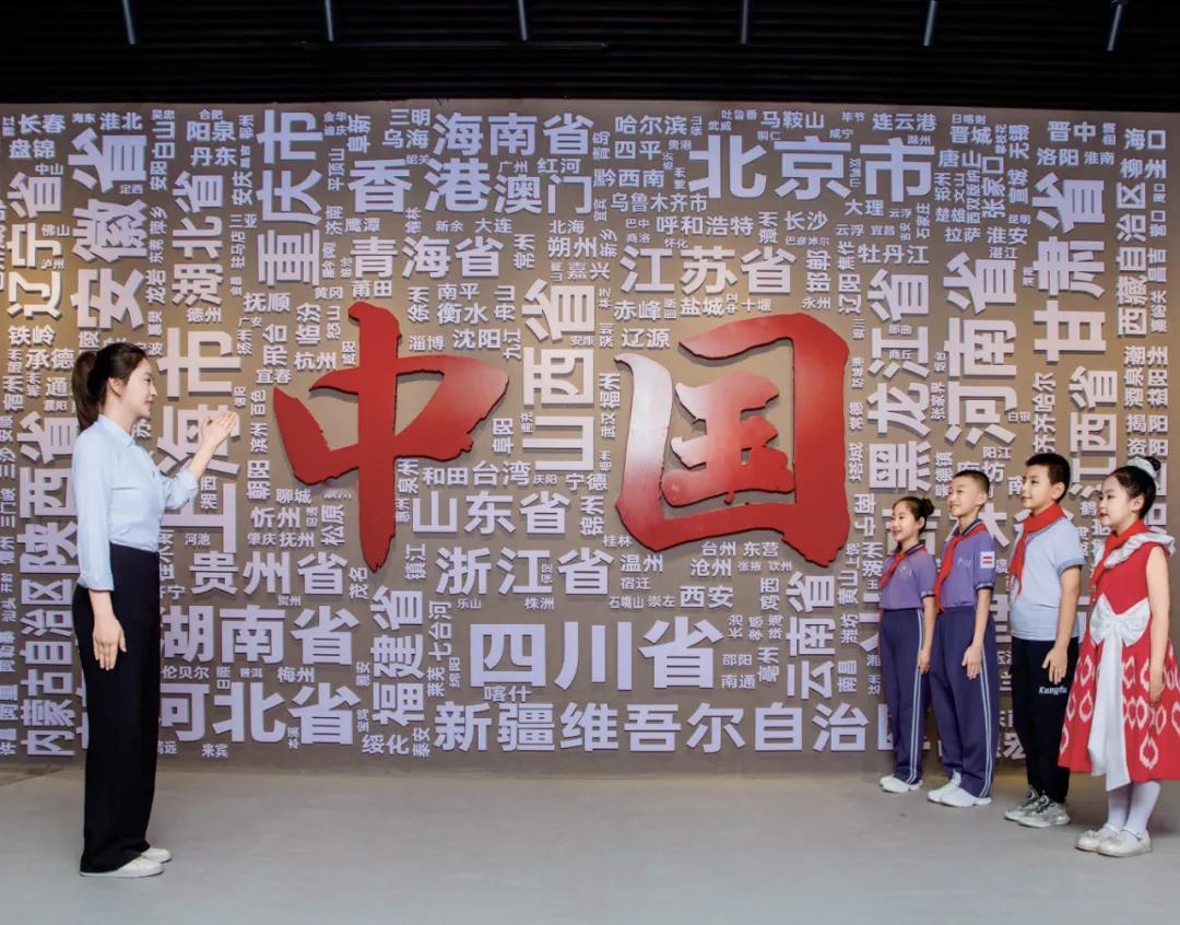 不管“吃瓜蒙主”的主观意愿是什么，客观事实上，她狠狠地拉了一波民族仇恨。《红楼梦