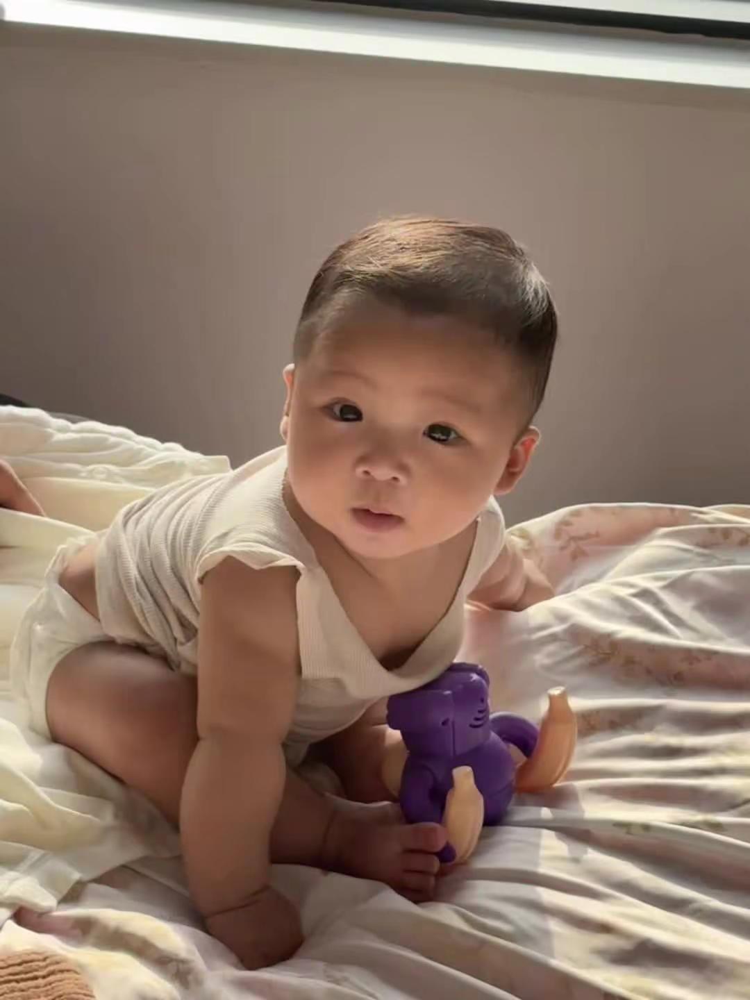 洗澡前的小朋友可开心了😃