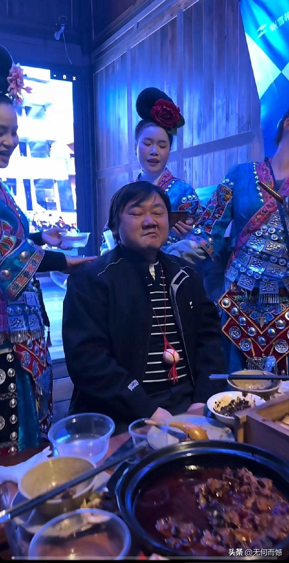 张雪被灌了不少酒，这是在哪里呀？这里劝酒真是很厉害的，歌声不停，酒就不能停，张雪