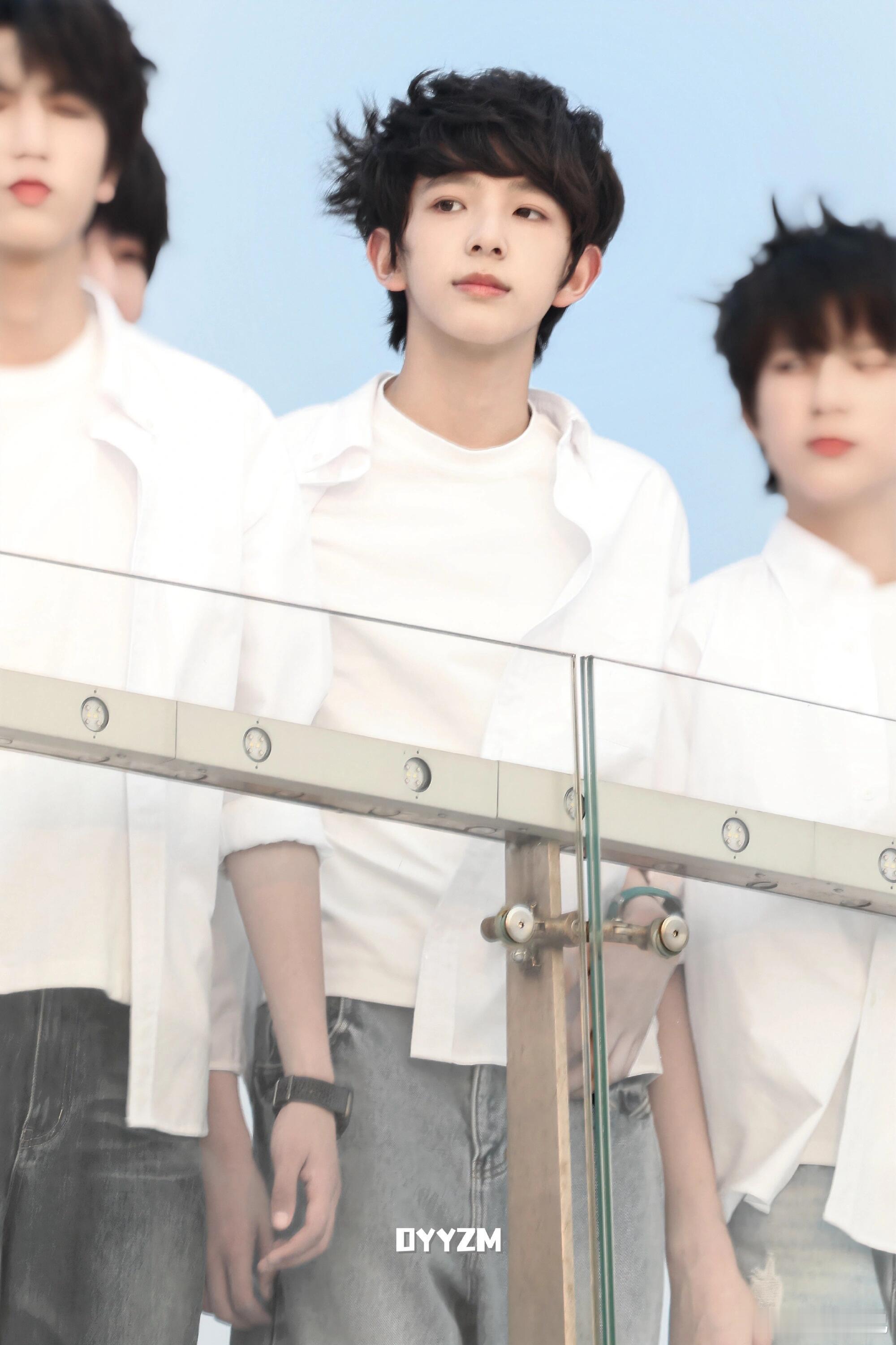 陈浚铭谢逸舟杀青快乐！！早日播出！！白衬衫牛仔裤校园感少年感的神陈浚铭