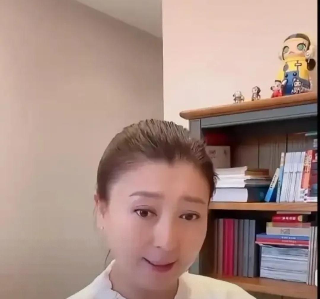 闫学晶昨晚又开播了，弹幕简直没法看。
 
满屏都是骂她的，可她像没事人一样继续卖