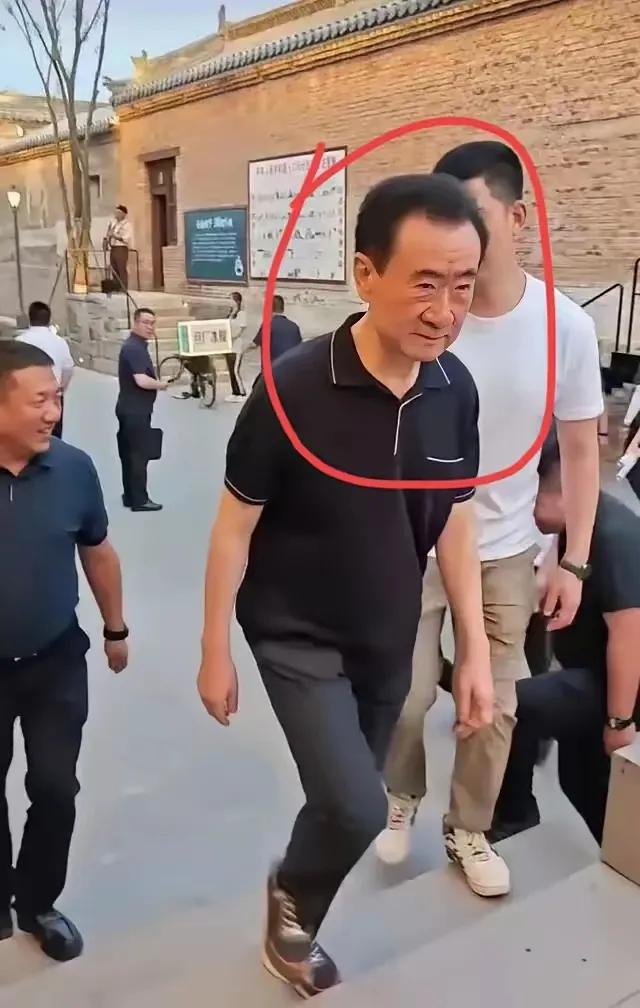 “我姐夫从万达离职后才敢说……”这句话在饭桌上一出口，所有人的筷子都停了三秒。他