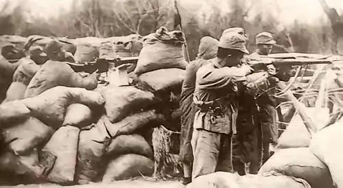 1940年，日军凌辱了村民宋大海的妻子，他却邀请日军喝酒。然而，就在日军喝到大醉