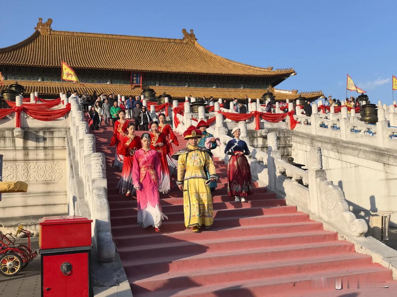 “皇上”出宫
冬日生活打卡季 
在横店影视城太和殿偶遇“皇上”出宫。[捂脸][捂