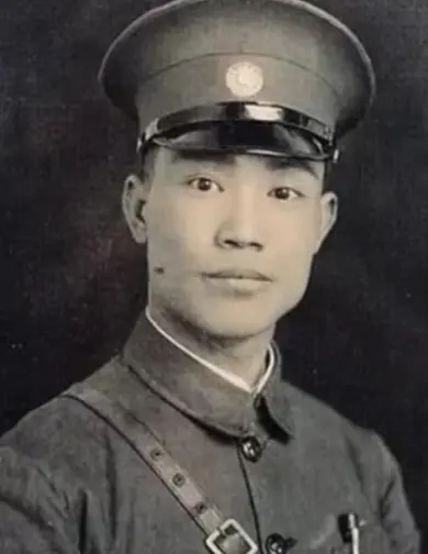 1925年，陈诚回家，妻子想与他同房，谁知刚上床，就被陈诚一脚踢开。妻子心寒不已