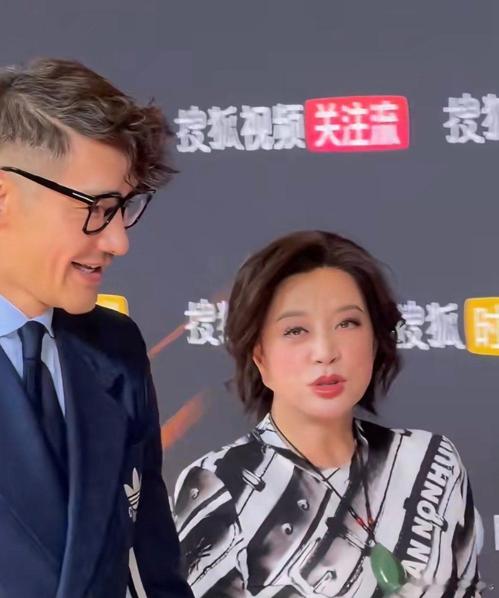 刘晓庆胡兵牵手走红毯刘晓庆胡兵红毯比心刘晓庆胡兵牵手走红毯，比心 