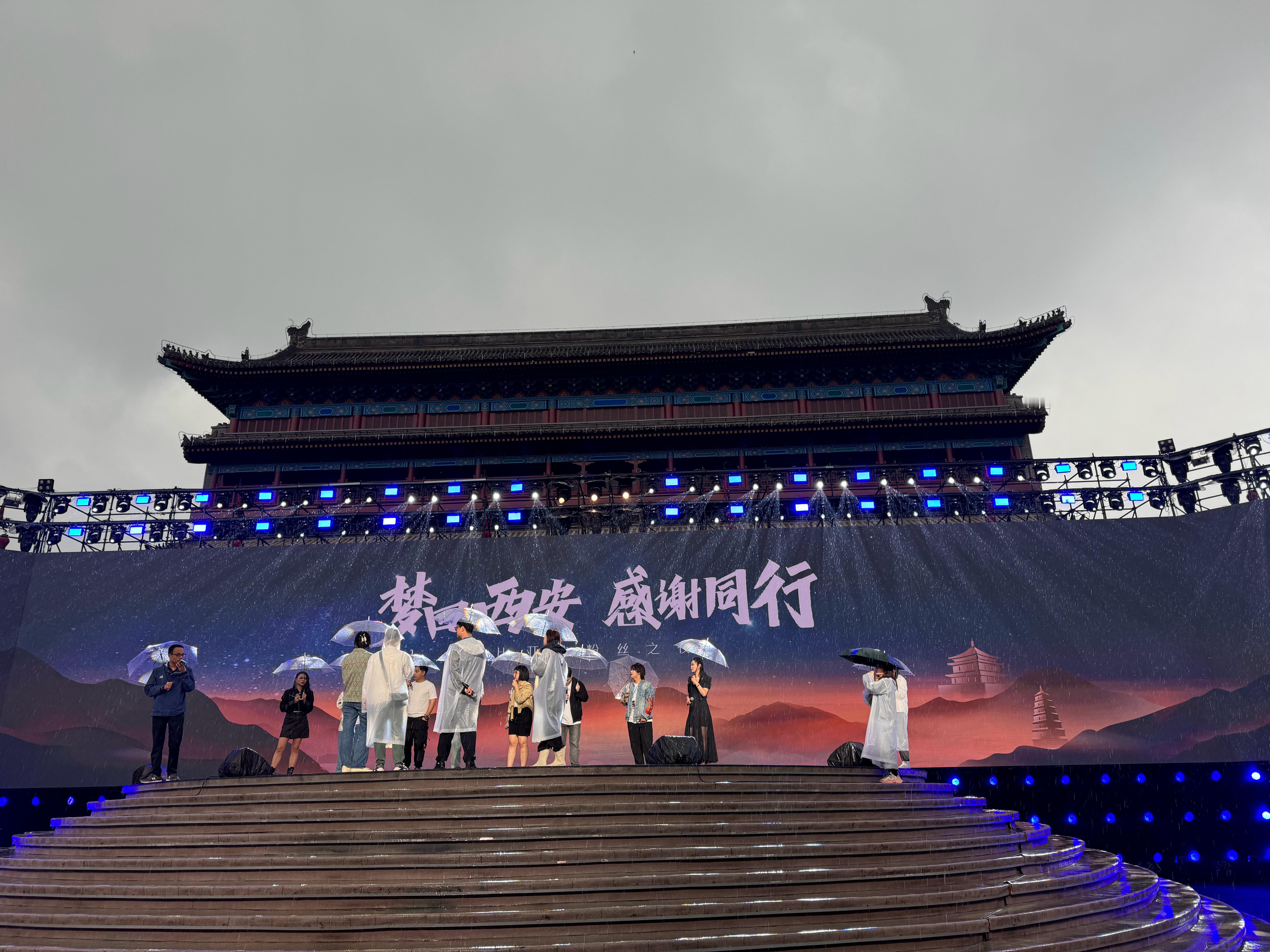 #被迪粉破防了# 今天的比亚迪「迪粉之夜」现场去了好多迪粉并且还有迪粉代表组建了