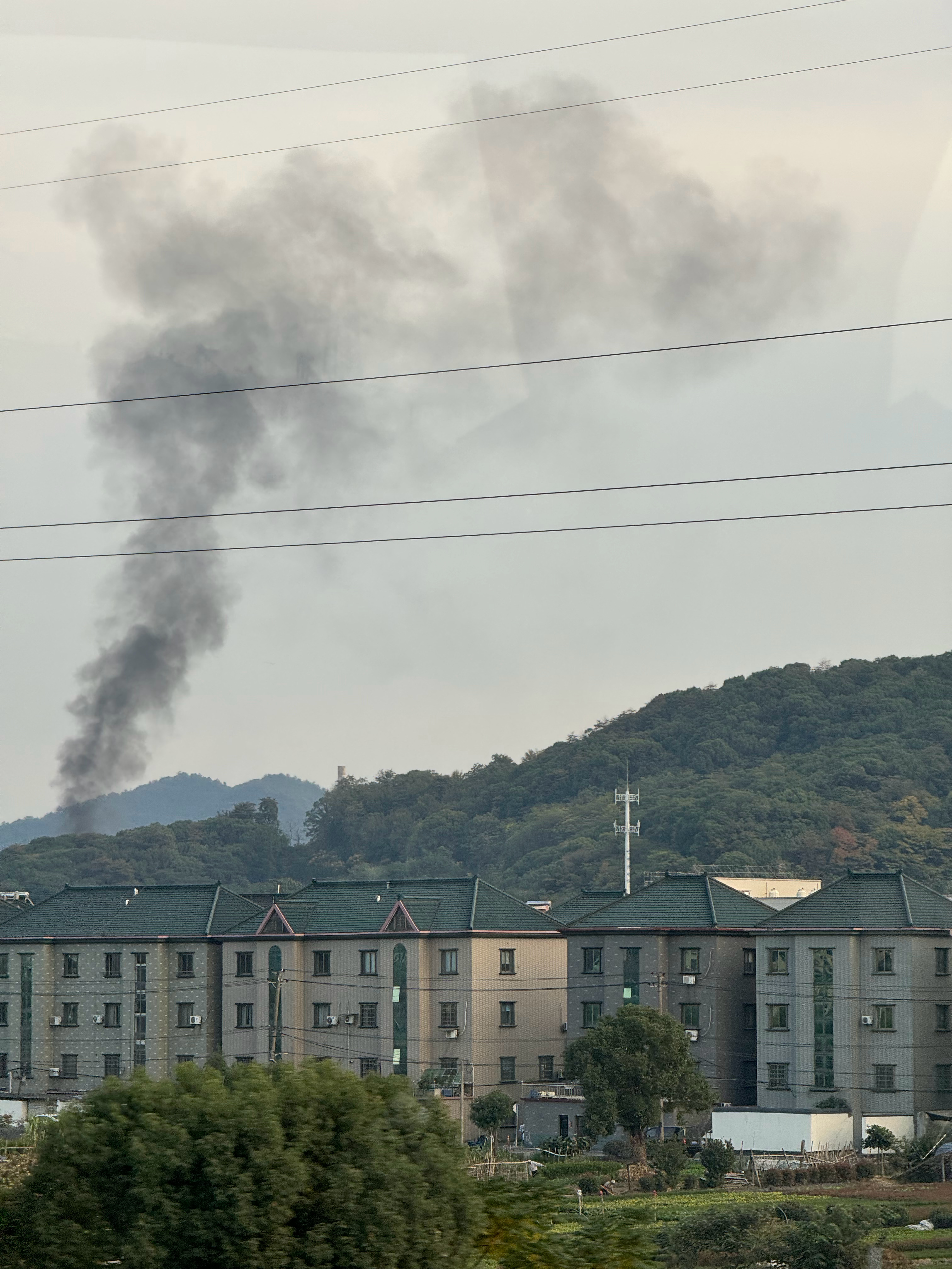杭州这“狼烟”有点复古的感觉[举手]  ​​​