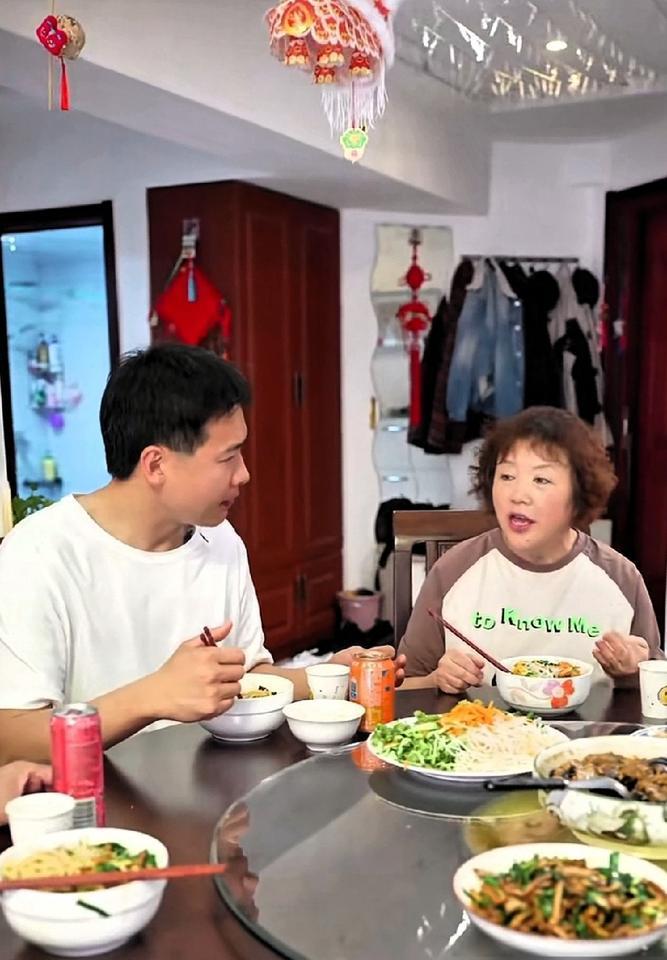 他蹲在儿童剧场后台，用牙咬断缝娃娃的线头。
月薪八千，一年演112场，每张票只卖